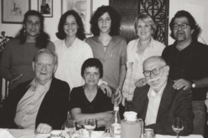 stvan e Donatella Mészáros e Jorge Giordani (sentados), com Claudia Nogueira, Ivana Jinkings, Kim Jinkings, Marlene Baptista e Ricardo Antunes (de pé), na residência de Ivana Jinkings. Foto extraída do livro István Mészáros e os desafios do tempo histórico (Boitempo, 2011).