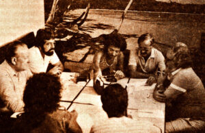 Mészáros é entrevistado para a revista Ensaio, entrevista publicada no nº 13 em 1984, Na foto: Da esquerda para a direita: I. Mészáros, Narciso Rodrigues Jr., Ester Vaisman, Ivo
Tonet e J. Chasin. De costas: Sérgio Lessa e Norma Casseb. A entrevista foi republicada pela revista Verinotio em 2009.